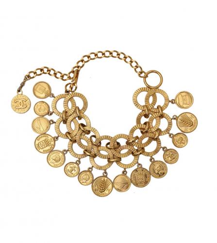 Chanel coin medallion 31 Rue vintage gold necklace. Chanel in Gold |  Vintage gold necklace, Necklace, Medallion necklace