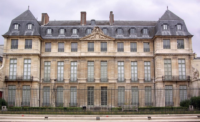 Vintage Paris is located in front of Picasso Museum in Paris, Cute !